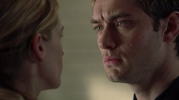 Movie still from “Closer” (2004), directed by Mike Nichols – A man and a woman face to face in front of a wall; Close Up shot, Over the shoulder angle
