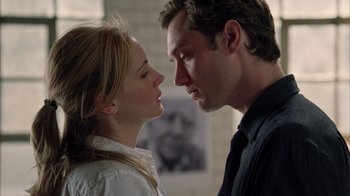 Movie still from “Closer” (2004), directed by Mike Nichols – A man and a woman face to face in front of a brick wall; Close Up shot, Over the shoulder angle