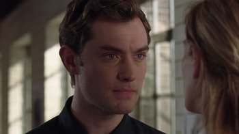 Movie still from “Closer” (2004), directed by Mike Nichols – A person wearing a black shirt; Close Up shot, Over the shoulder angle