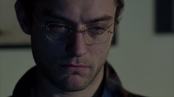 Movie still from “Closer” (2004), directed by Mike Nichols – A person wearing glasses; Close Up shot, Over the shoulder angle