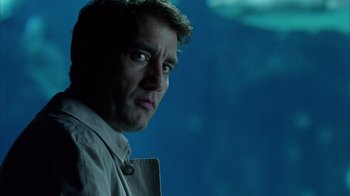 Movie still from “Closer” (2004), directed by Mike Nichols – A person wearing a trench coat; Close Up shot, Over the shoulder angle