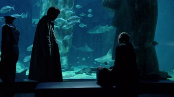 Movie still from “Closer” (2004), directed by Mike Nichols – A man and a woman are looking at a fish tank; Wide shot, Over the shoulder angle