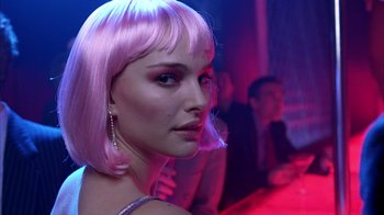 Movie still from “Closer” (2004), directed by Mike Nichols – A person wearing a pink wig; Close Up shot, Over the shoulder angle