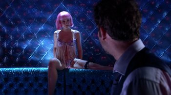 Movie still from “Closer” (2004), directed by Mike Nichols – A man sitting next to a woman wearing a pink wig; Medium shot, Over the shoulder angle