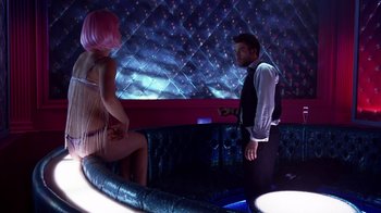 Movie still from “Closer” (2004), directed by Mike Nichols – A man and a woman are standing in front of a bar; Medium shot, Over the shoulder angle