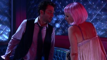 Movie still from “Closer” (2004), directed by Mike Nichols – A man and a woman talking in front of each other; Medium shot, Over the shoulder angle