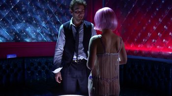 Movie still from “Closer” (2004), directed by Mike Nichols – A man and a woman standing in front of each other; Medium shot, Over the shoulder angle