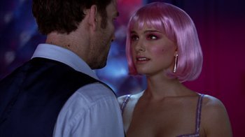 Movie still from “Closer” (2004), directed by Mike Nichols – A man and a woman with pink hair looking at one another; Close Up shot, Over the shoulder angle