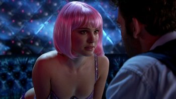Movie still from “Closer” (2004), directed by Mike Nichols – A woman with a pink wig is sitting next to a man; Close Up shot, Over the shoulder angle