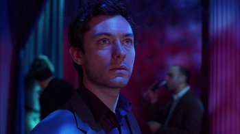 Movie still from “Closer” (2004), directed by Mike Nichols – A person wearing a suit and tie; Close Up shot, Low angle