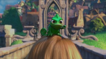Movie still from “Tangled” (2010), directed by Byron Howard – A green lizard sitting on top of someones head; Extreme Close Up shot, Over the shoulder angle