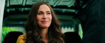 Movie still from “Teenage Mutant Ninja Turtles” (2014), directed by Jonathan Liebesman – A person with long brown hair; Close Up shot, Over the shoulder angle