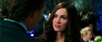 Movie still from “Teenage Mutant Ninja Turtles” (2014), directed by Jonathan Liebesman – A person with long brown hair; Close Up shot, Over the shoulder angle