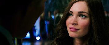 Movie still from “Teenage Mutant Ninja Turtles” (2014), directed by Jonathan Liebesman – A woman's face with long brown hair; Close Up shot, Over the shoulder angle