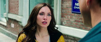 Movie still from “Teenage Mutant Ninja Turtles” (2014), directed by Jonathan Liebesman – A person with long brown hair; Close Up shot, Over the shoulder angle