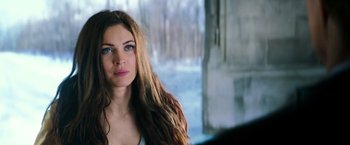 Movie still from “Teenage Mutant Ninja Turtles” (2014), directed by Jonathan Liebesman – A beautiful young woman with long brown hair and blue eyes; Close Up shot, Over the shoulder angle