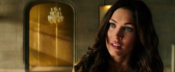 Movie still from “Teenage Mutant Ninja Turtles” (2014), directed by Jonathan Liebesman – A person with long hair; Close Up shot, Over the shoulder angle