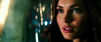 Movie still from “Teenage Mutant Ninja Turtles” (2014), directed by Jonathan Liebesman – A woman's face with lights in the background; Close Up shot, Over the shoulder angle