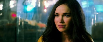 Movie still from “Teenage Mutant Ninja Turtles” (2014), directed by Jonathan Liebesman – A person with long dark hair; Close Up shot, Over the shoulder angle