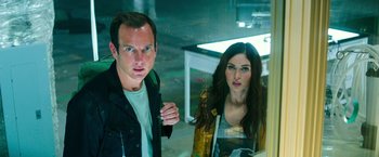 Movie still from “Teenage Mutant Ninja Turtles” (2014), directed by Jonathan Liebesman – A man and a woman standing next to each other; Close Up shot, High angle