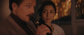 Movie still from “Tetris” (2023), directed by Jon S. Baird – A man and a woman are drinking a beer together; Close Up shot, Over the shoulder angle