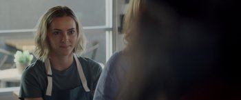 Movie still from “That's Amor” (2022), directed by Shaun Paul Piccinino – Two women are sitting in front of each other; Close Up shot, Over the shoulder angle