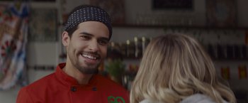 Movie still from “That's Amor” (2022), directed by Shaun Paul Piccinino – A man and a woman are talking to each other in a kitchen; Close Up shot, Over the shoulder angle