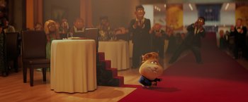 Movie still from “The Bad Guys” (2022), directed by Pierre Perifel – A cartoon character is standing on a red carpet; Wide shot, Over the shoulder angle