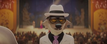 Movie still from “The Bad Guys” (2022), directed by Pierre Perifel – A man in a white suit and a white hat and sunglasses; Close Up shot, Over the shoulder angle