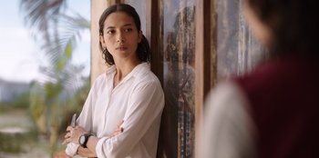 Movie still from “The Big 4” (2022), directed by Timo Tjahjanto – A woman standing in front of a wall with her arms crossed; Close Up shot, Over the shoulder angle