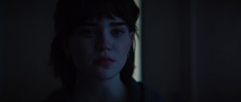 Movie still from “The Boogeyman” (2023), directed by Rob Savage – A woman is looking at the camera in the dark; Close Up shot, Over the shoulder angle