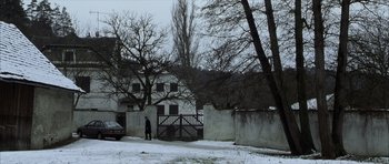 Movie still from “The Bourne Identity” (2002), directed by Doug Liman – A man standing in front of a white house; Extreme Wide shot, High angle