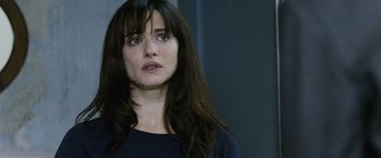 Movie still from “The Bourne Legacy” (2012), directed by Tony Gilroy – A person with long brown hair; Close Up shot, Over the shoulder angle