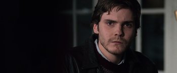 Movie still from “The Bourne Ultimatum” (2007), directed by Paul Greengrass – A person wearing a leather jacket; Close Up shot, Over the shoulder angle