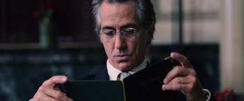 Movie still from “The Bourne Ultimatum” (2007), directed by Paul Greengrass – A person holding a book in his hands; Close Up shot, Over the shoulder angle