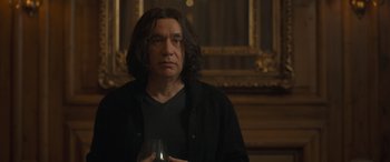 Movie still from “The Bubble” (2022), directed by Judd Apatow – A man with long hair holding a glass of wine; Close Up shot, Over the shoulder angle