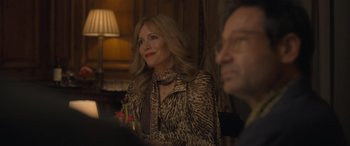 Movie still from “The Bubble” (2022), directed by Judd Apatow – A woman sitting in front of a man in front of a lamp; Close Up shot, Over the shoulder angle