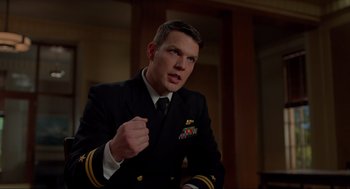 Movie still from “The Caine Mutiny Court-Martial” (2023), directed by William Friedkin – A man in a military uniform is holding his fist up; Close Up shot, Low angle