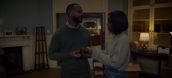 Movie still from “The Curse of Bridge Hollow” (2022), directed by Jeff Wadlow – A man and a woman are talking in a living room; Medium shot, Over the shoulder angle