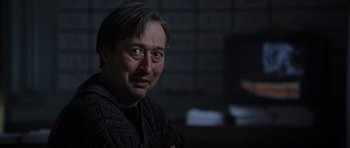 Movie still from “The Day After Tomorrow” (2004), directed by Roland Emmerich – A person sitting in a room; Close Up shot, Over the shoulder angle