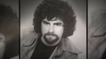 Movie still from “The Day the Music Died/American Pie” (2022), directed by Mark Moormann – A black and white photo of a man with a beard; Close Up shot, Low angle