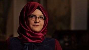 Movie still from “The Dissident” (2020), directed by Bryan Fogel – A woman wearing glasses and a head scarf; Close Up shot, Low angle