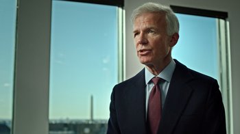 Movie still from “The Dissident” (2020), directed by Bryan Fogel – An older man wearing a suit and tie in front of a window; Close Up shot, Low angle