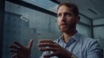 Movie still from “The Dissident” (2020), directed by Bryan Fogel – A man with a beard is talking to someone; Close Up shot, Over the shoulder angle