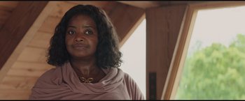 Movie still from “The Divergent Series: Insurgent” (2015), directed by Robert Schwentke – A person wearing a pink shirt; Close Up shot, Over the shoulder angle