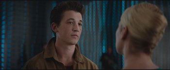 Movie still from “The Divergent Series: Insurgent” (2015), directed by Robert Schwentke – A man in a brown jacket is looking at a woman; Close Up shot, Over the shoulder angle