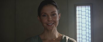 Movie still from “The Divergent Series: Insurgent” (2015), directed by Robert Schwentke – A person smiling for the camera; Close Up shot, Low angle
