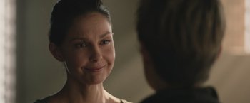 Movie still from “The Divergent Series: Insurgent” (2015), directed by Robert Schwentke – A person smiling at the camera; Close Up shot, Over the shoulder angle