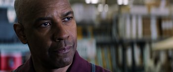 Movie still from “The Equalizer” (2014), directed by Antoine Fuqua – A man's face in front of a blurry background; Close Up shot, Over the shoulder angle