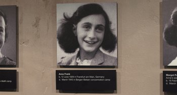 Movie still from “The Fault in Our Stars” (2014), directed by Josh Boone – A plaque with a picture of anne frank on it; Close Up shot, Overhead angle